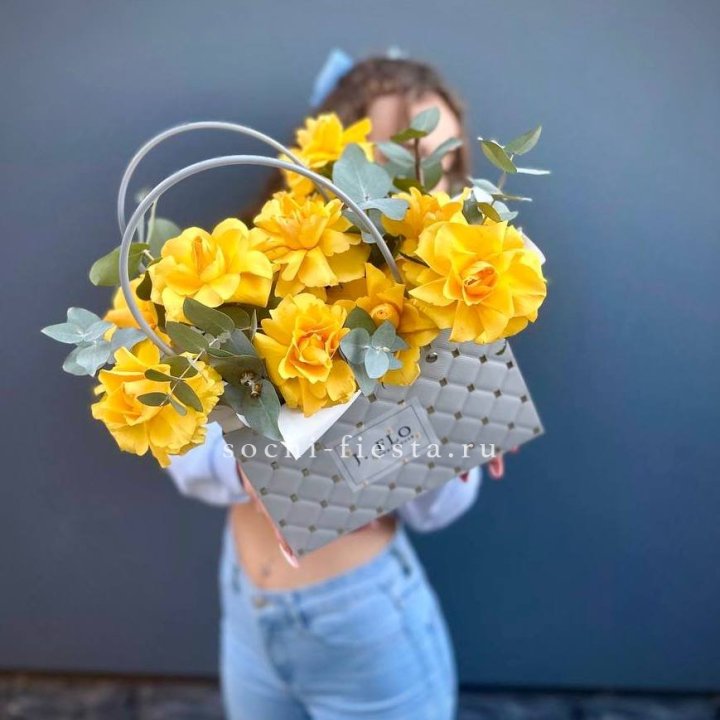 Сумочка с розами "Эдель" в Комсомольске-на-Амуре