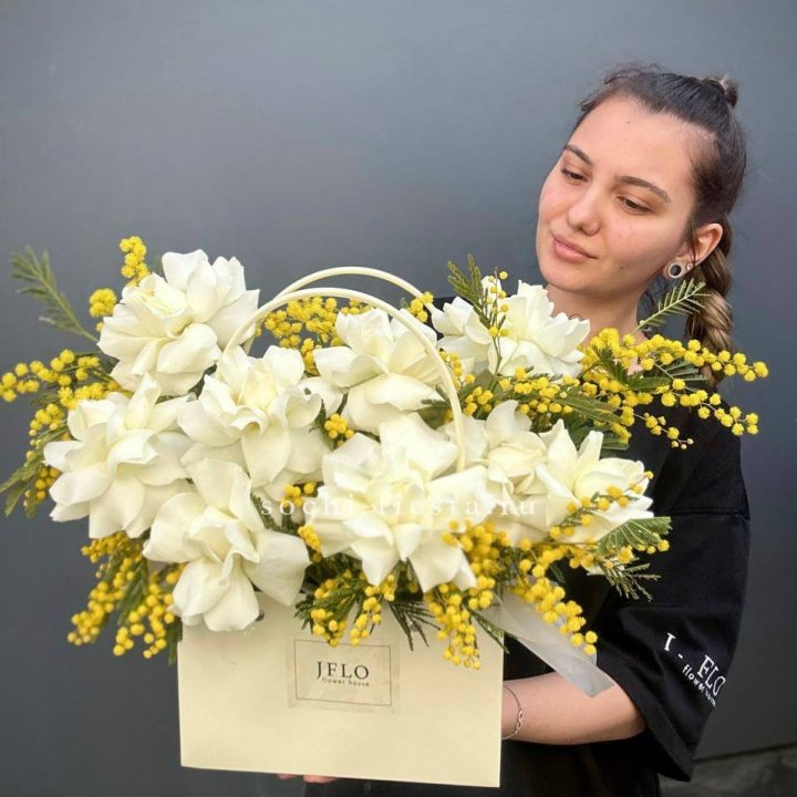 Французские Розы и мимоза  в сумочке  в Комсомольске-на-Амуре