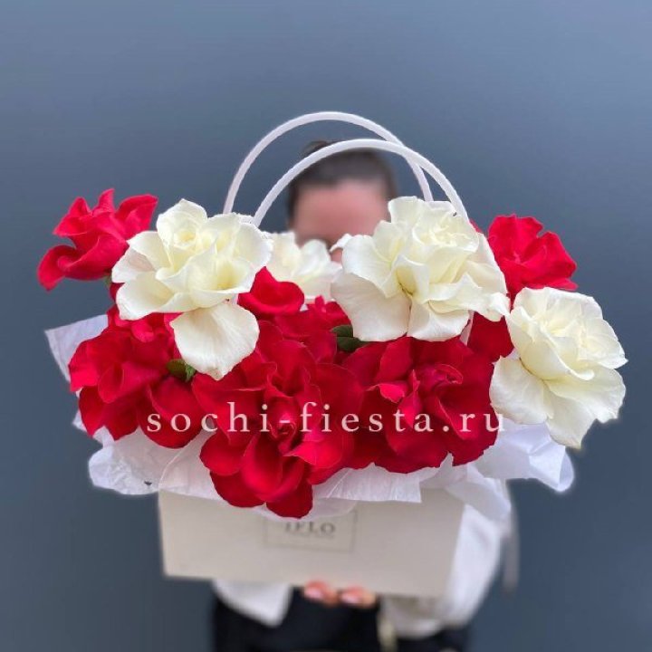 Сумочка  красных и белых роз в Комсомольске-на-Амуре