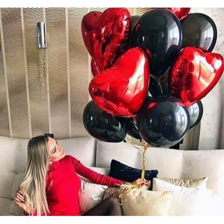 Фонтан из красных сердец с чёрными шарами  в Комсомольске-на-Амуре