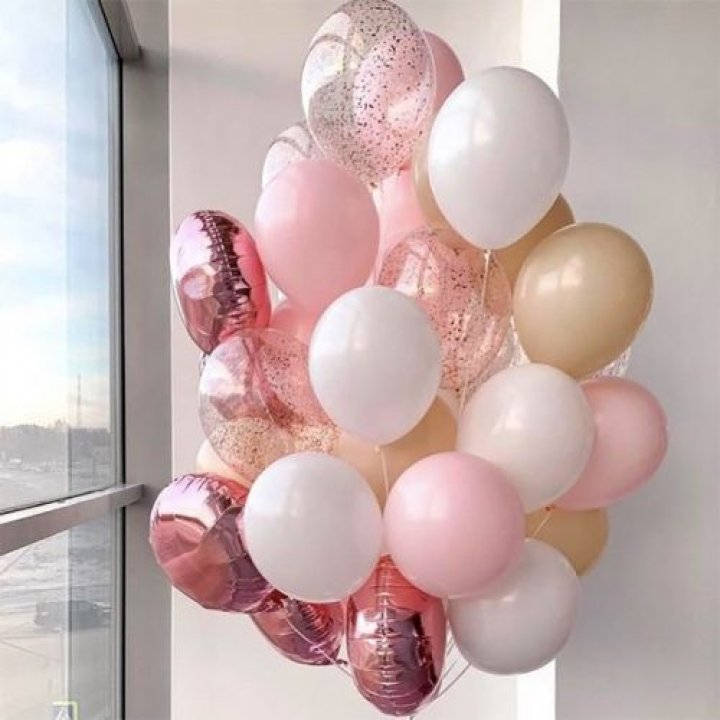 Фонтан шаров розового и белого цветов в Комсомольске-на-Амуре