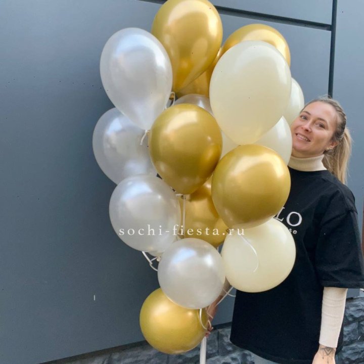 Облако шаров из белого и золотого оттенков в Комсомольске-на-Амуре