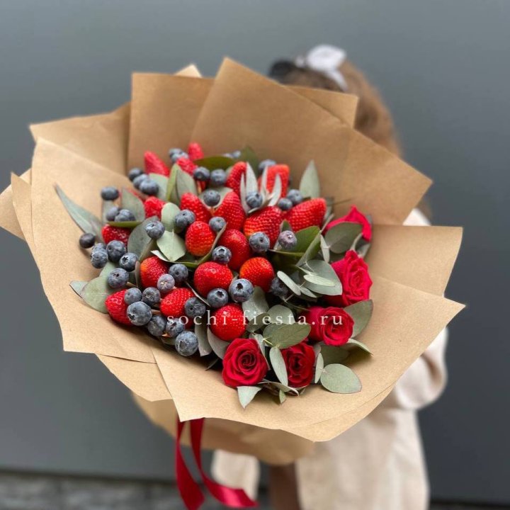 Клубника и голубика с цветами в Комсомольске-на-Амуре