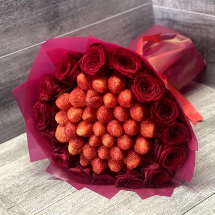 Клубничный букет с розами в Комсомольске-на-Амуре