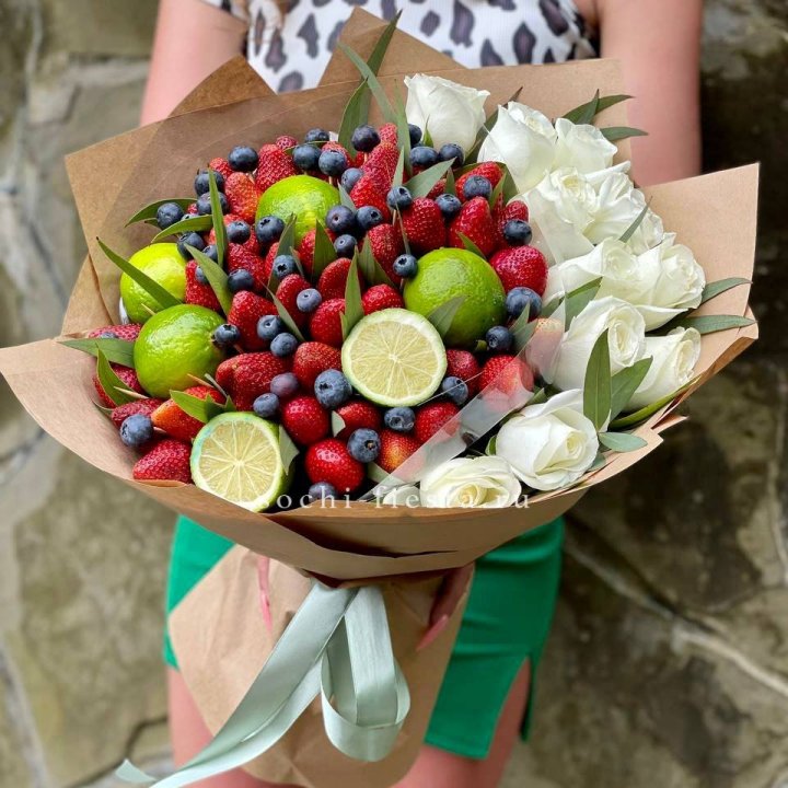 Ягодно-цитрусовый букет с розами в Комсомольске-на-Амуре