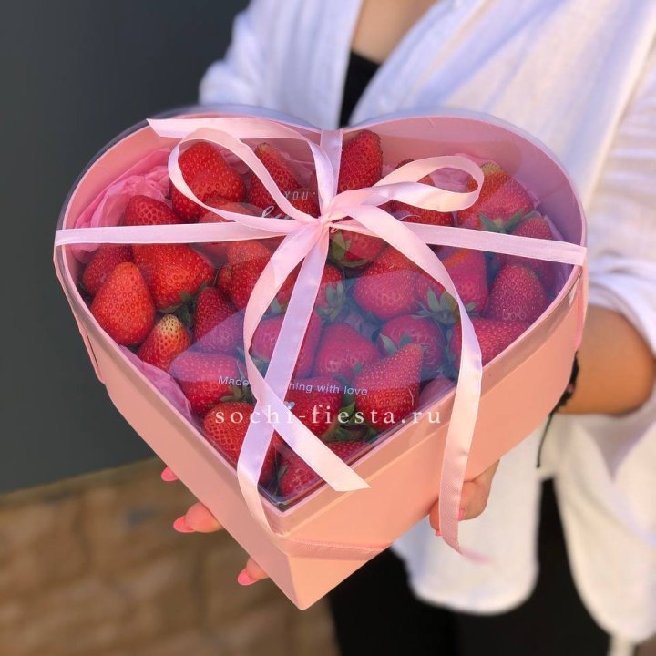 Коробочка сердце  с клубникой в Комсомольске-на-Амуре
