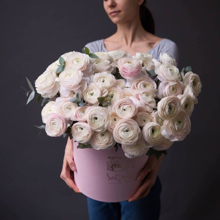 Бокс с ранункулюсами в Комсомольске-на-Амуре