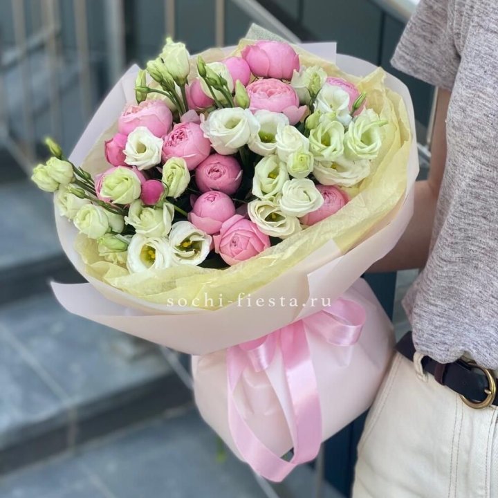 Букет кустовых роз с эустомой в Комсомольске-на-Амуре