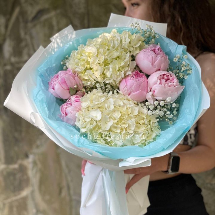 Букет с пионами "Блюсом" в Комсомольске-на-Амуре