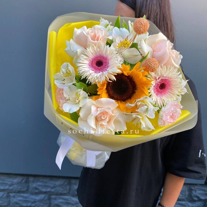 Букет с подсолнухом "Елоу" в Комсомольске-на-Амуре