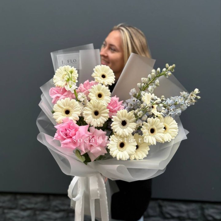 Букет роз и гербер в Комсомольске-на-Амуре