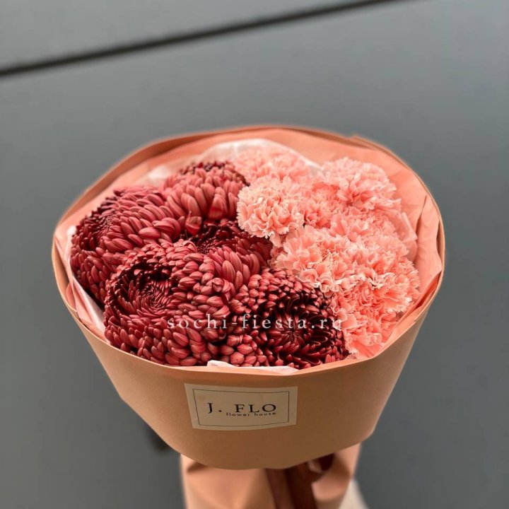 Букет хризантем и диантусов  в Комсомольске-на-Амуре