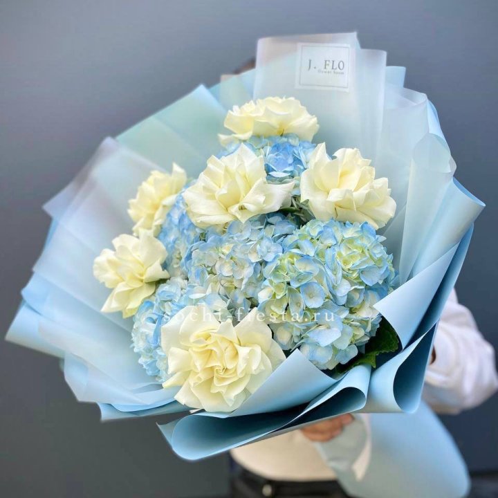  Букет из голубых гортензий и роз  в Комсомольске-на-Амуре
