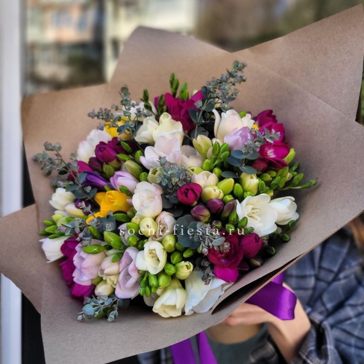 Букет фрезий "Радуга" в Комсомольске-на-Амуре