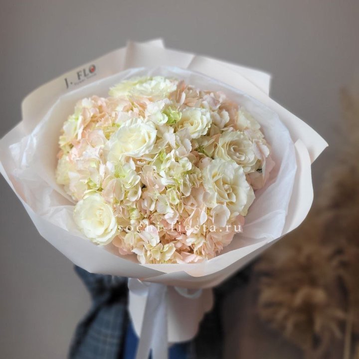  Букет гортензии и роз  в Комсомольске-на-Амуре