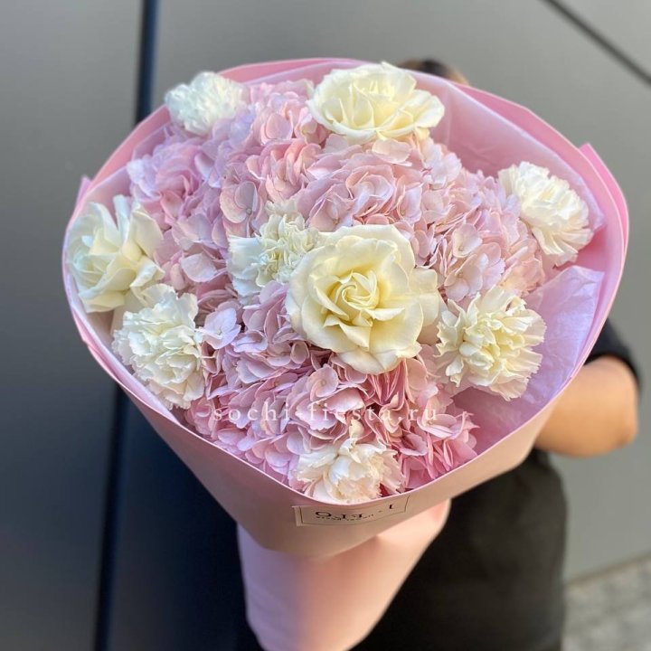  Букет гортензий и роз  в Комсомольске-на-Амуре