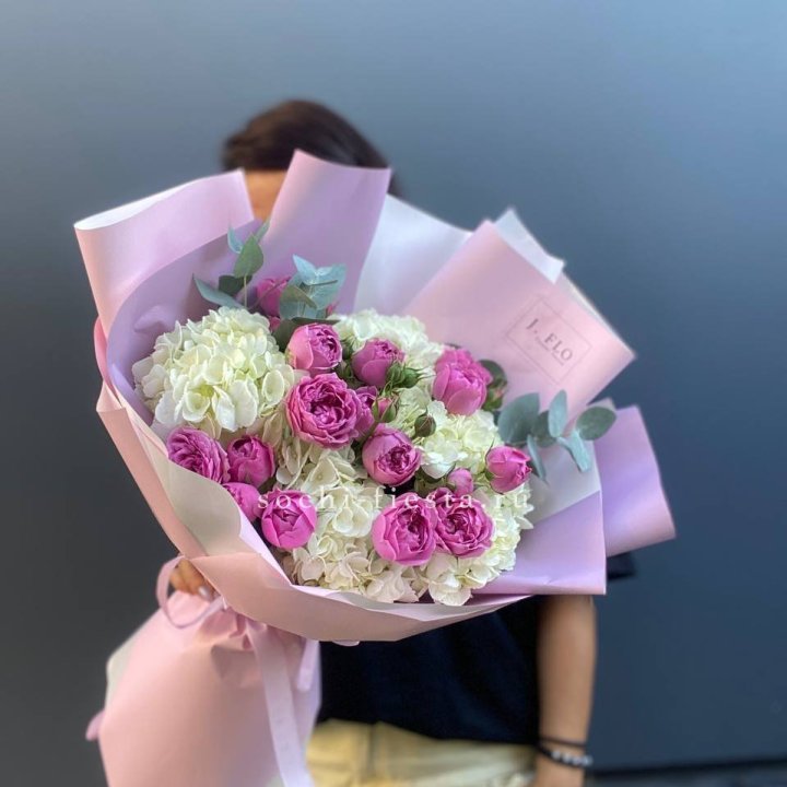 Букет белых гортензий и пионовидных роз  в Комсомольске-на-Амуре