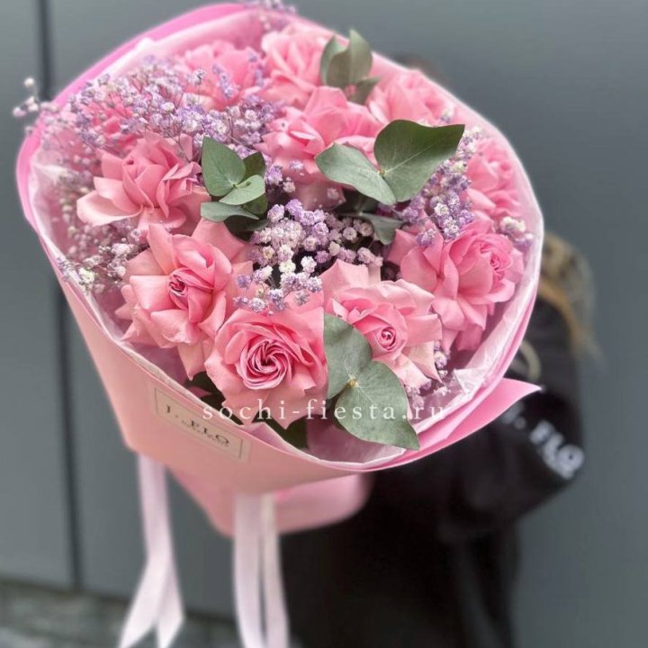 Розовые французские розы с гипсофилой в Комсомольске-на-Амуре