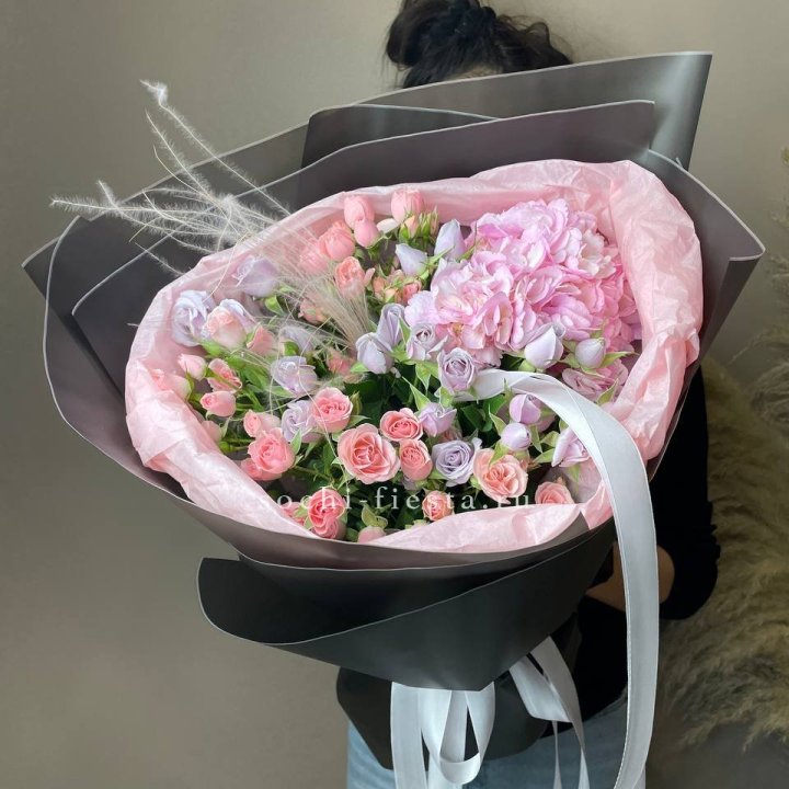  Букет гортензии и роз "Саперави" в Комсомольске-на-Амуре