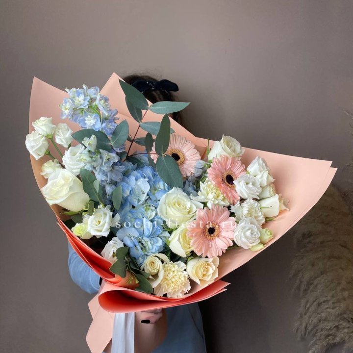  Букет гортензии и роз "Валенсия" в Комсомольске-на-Амуре