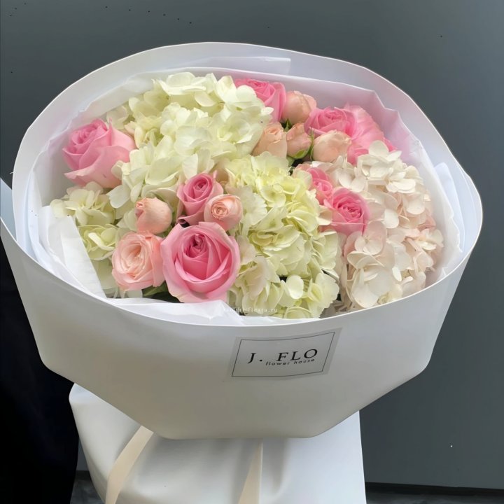  Букет гортензии и роз  "Тиамо" в Комсомольске-на-Амуре