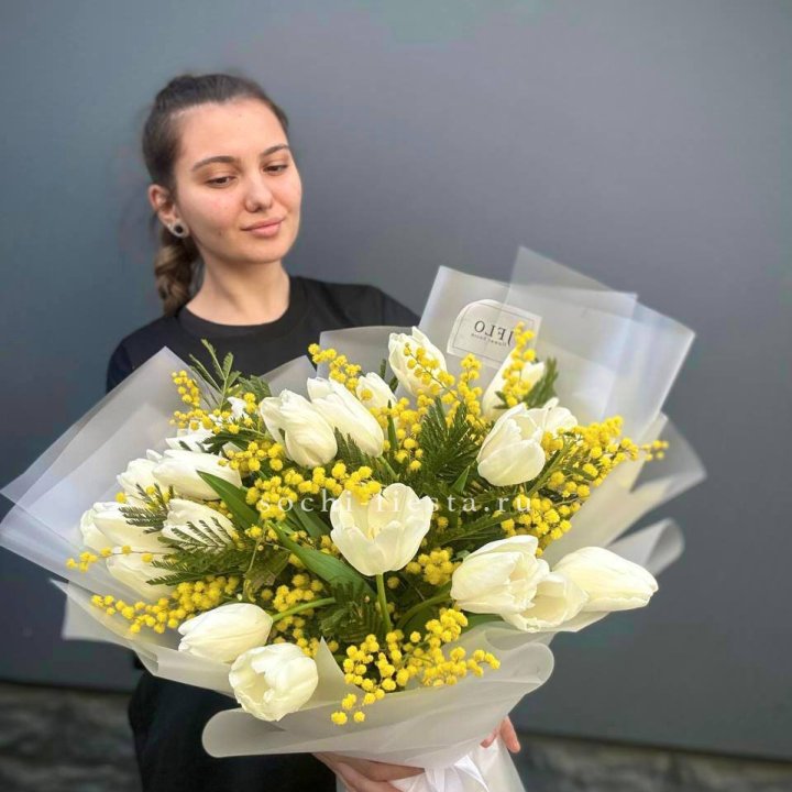 Букет тюльпанов и мимозы в Комсомольске-на-Амуре
