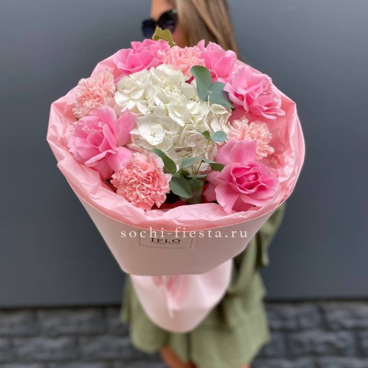  Букет роз и гортензии "Навола" в Комсомольске-на-Амуре