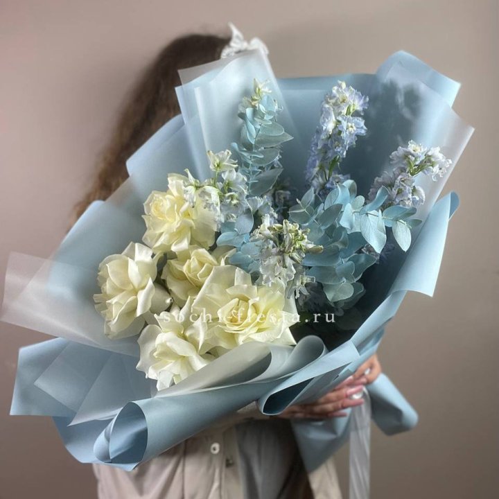 Букет из белых французских роз и дельфиниума в Комсомольске-на-Амуре