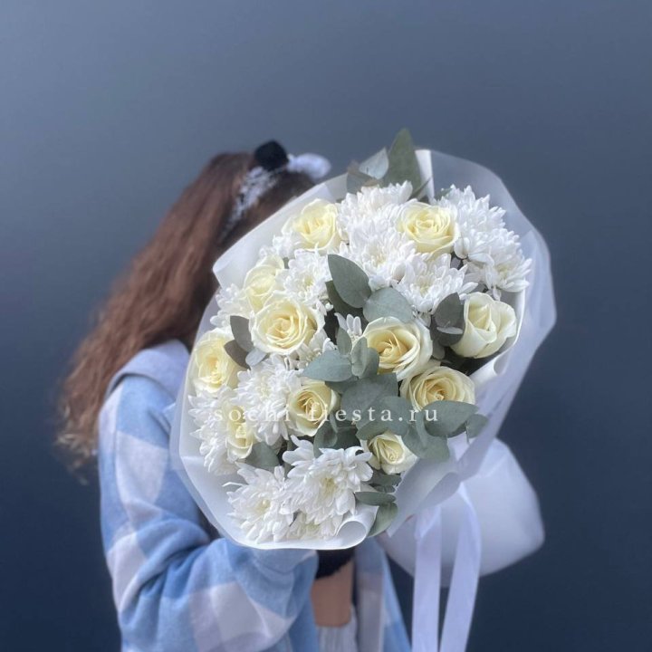  Букет белых роз с хризантемой  в Комсомольске-на-Амуре