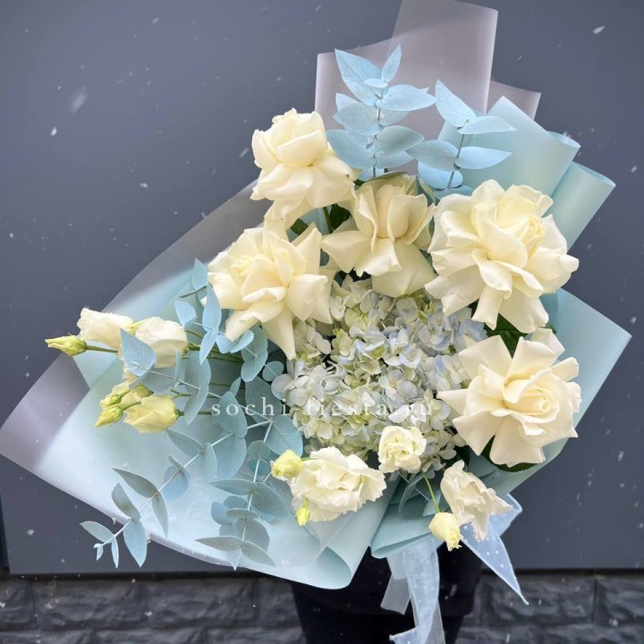 Букет с гортензией и белыми французскими розами в Комсомольске-на-Амуре