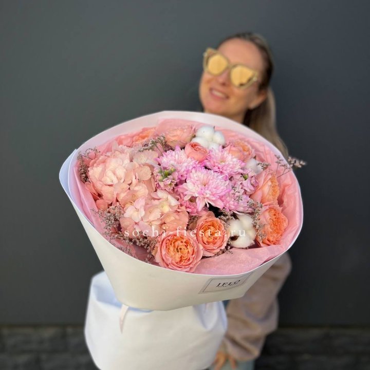 Букет гортензии и кустовых роз  в Комсомольске-на-Амуре