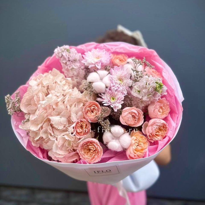 Букет гортензии и кустовых роз "Абрассо" в Комсомольске-на-Амуре