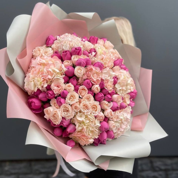 Букет кустовые розы и гортензия в Комсомольске-на-Амуре