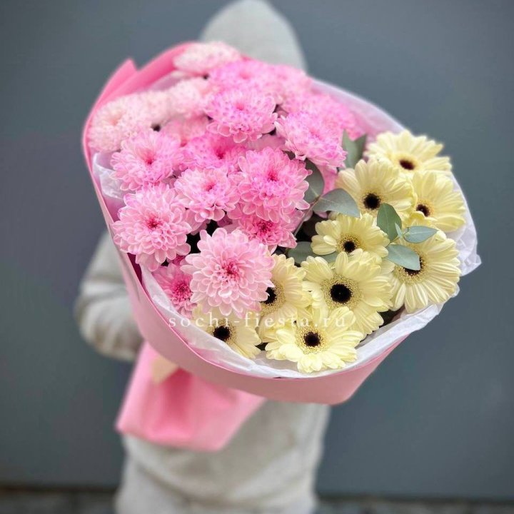 Дуо хризантем и гербер в Комсомольске-на-Амуре