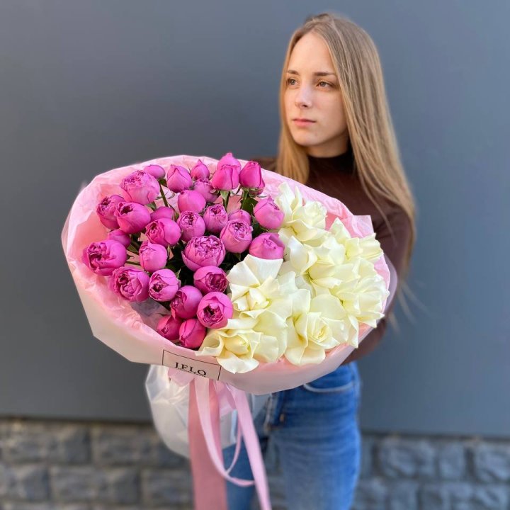 Дуо белых и кустовых роз в Комсомольске-на-Амуре