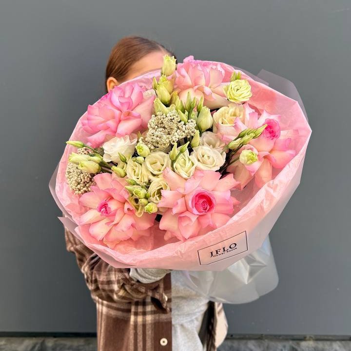 Букет "Розы с эустомой" с доставкой в Комсомольске-на-Амуре