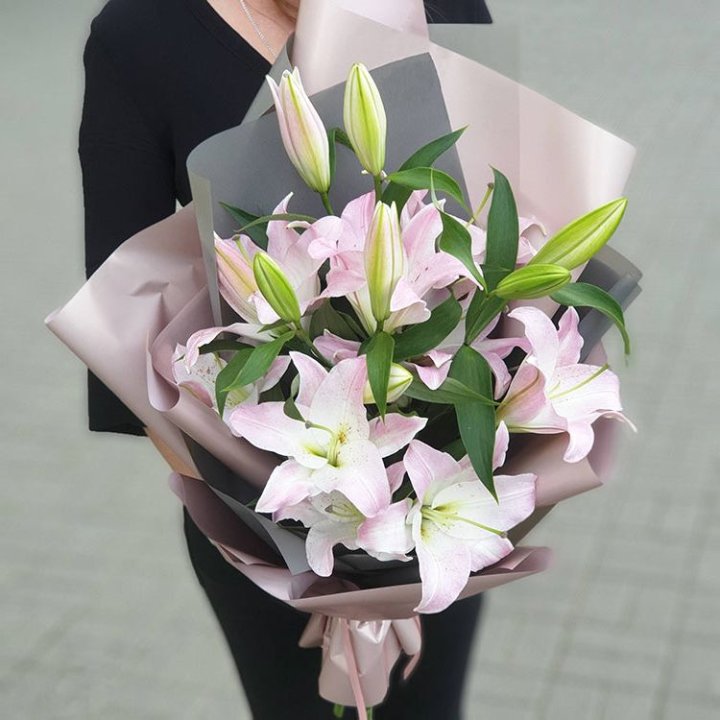 Букет розовых лилий в Комсомольске-на-Амуре