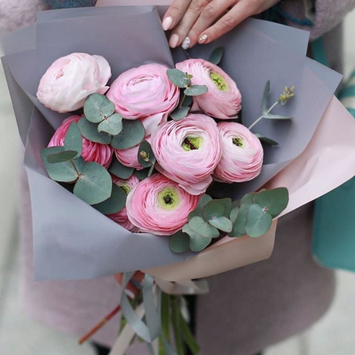 Ранункулюсы с эвкалиптом №1 в Комсомольске-на-Амуре