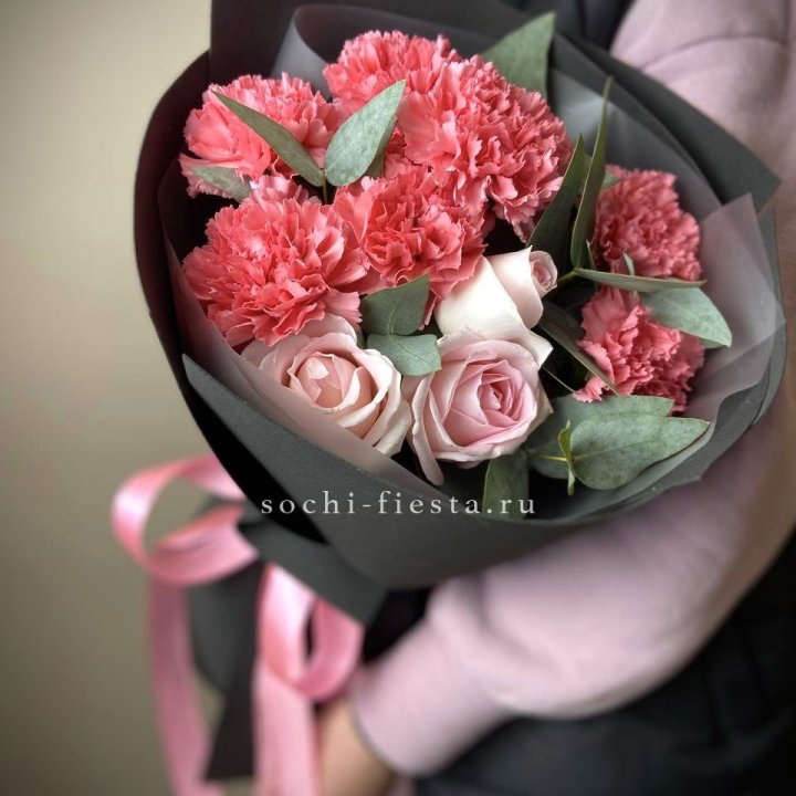 Букет из роз и диантусов "Пенелопа" в Комсомольске-на-Амуре