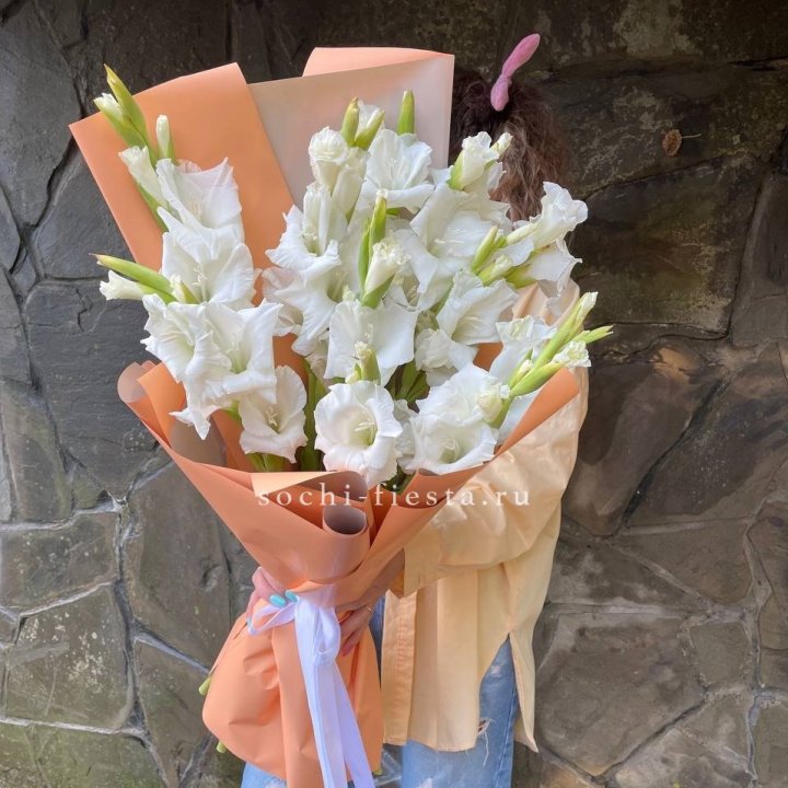 Букет белых гладиолусов  в Комсомольске-на-Амуре