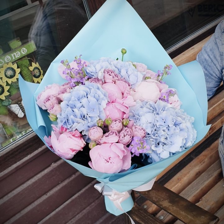 Букет с гортензиями "Блубери" в Комсомольске-на-Амуре
