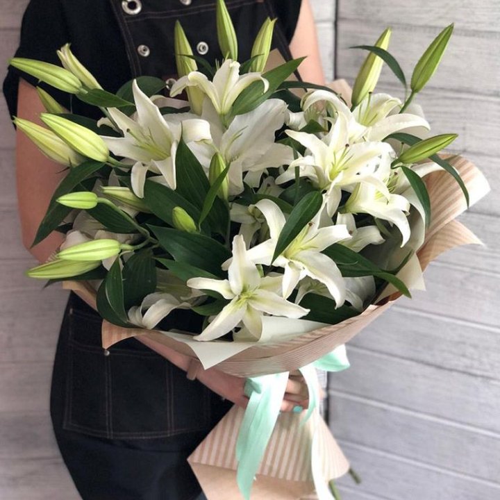 Букет белых лилий в Комсомольске-на-Амуре