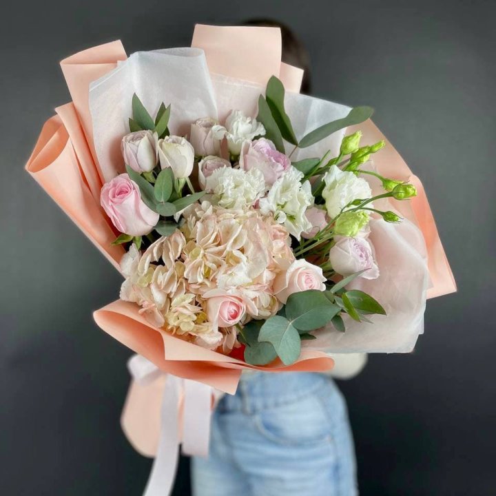 Букет с гортензией "Клодс" в Комсомольске-на-Амуре