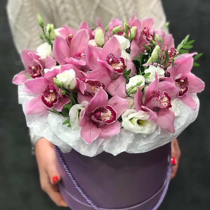 Орхидея и эустома в шляпной коробке в Комсомольске-на-Амуре