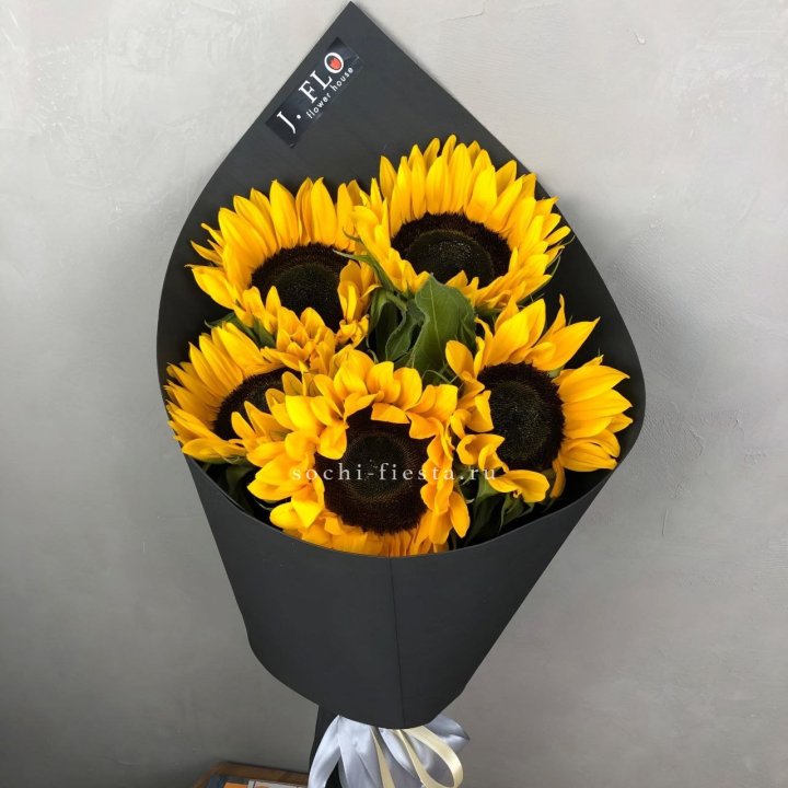 Букет из 5  подсолнухов в Комсомольске-на-Амуре