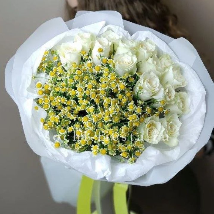 Букет ромашек и роз "Полина" в Комсомольске-на-Амуре