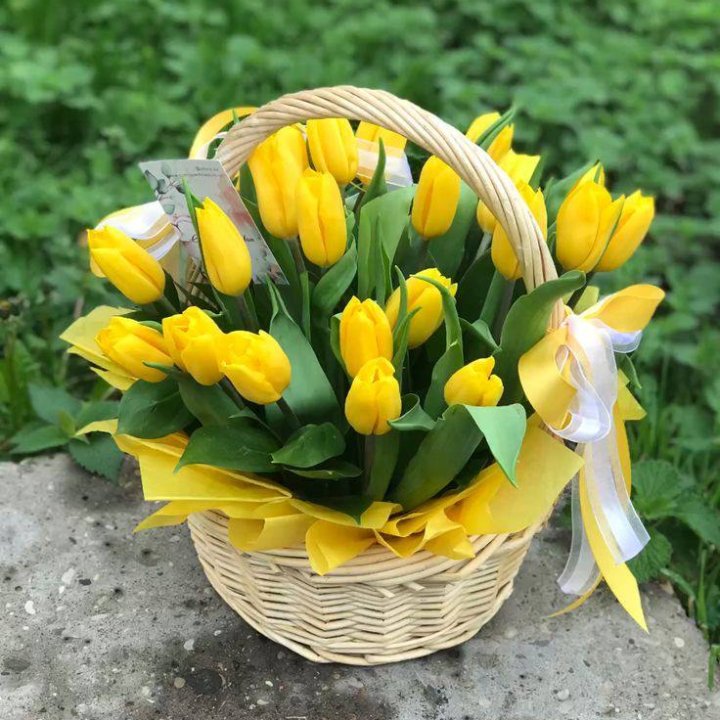 25 желтых тюльпанов в корзине в Комсомольске-на-Амуре