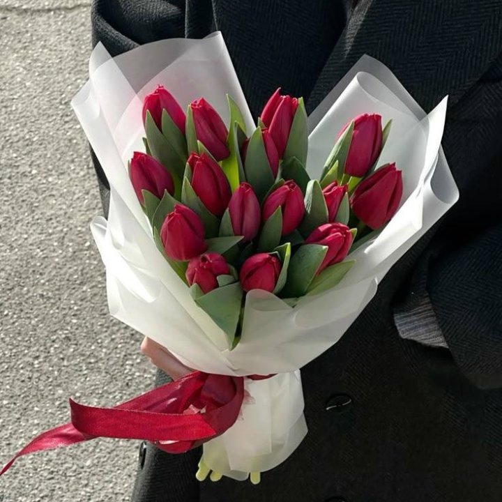 15 красных тюльпанов в Комсомольске-на-Амуре