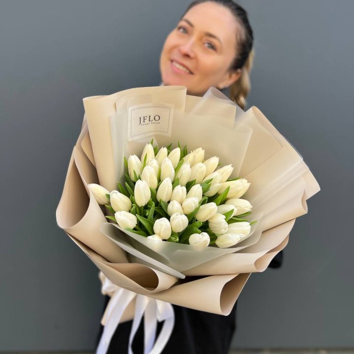 35 белых тюльпанов в Комсомольске-на-Амуре