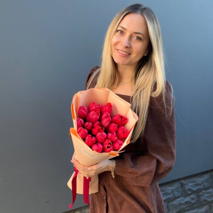  19 красных тюльпанов в Комсомольске-на-Амуре